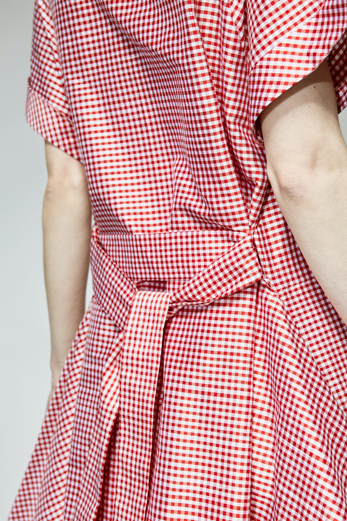 Letní hedvábné šaty ČERVENO-BÍLÁ KOSTKA