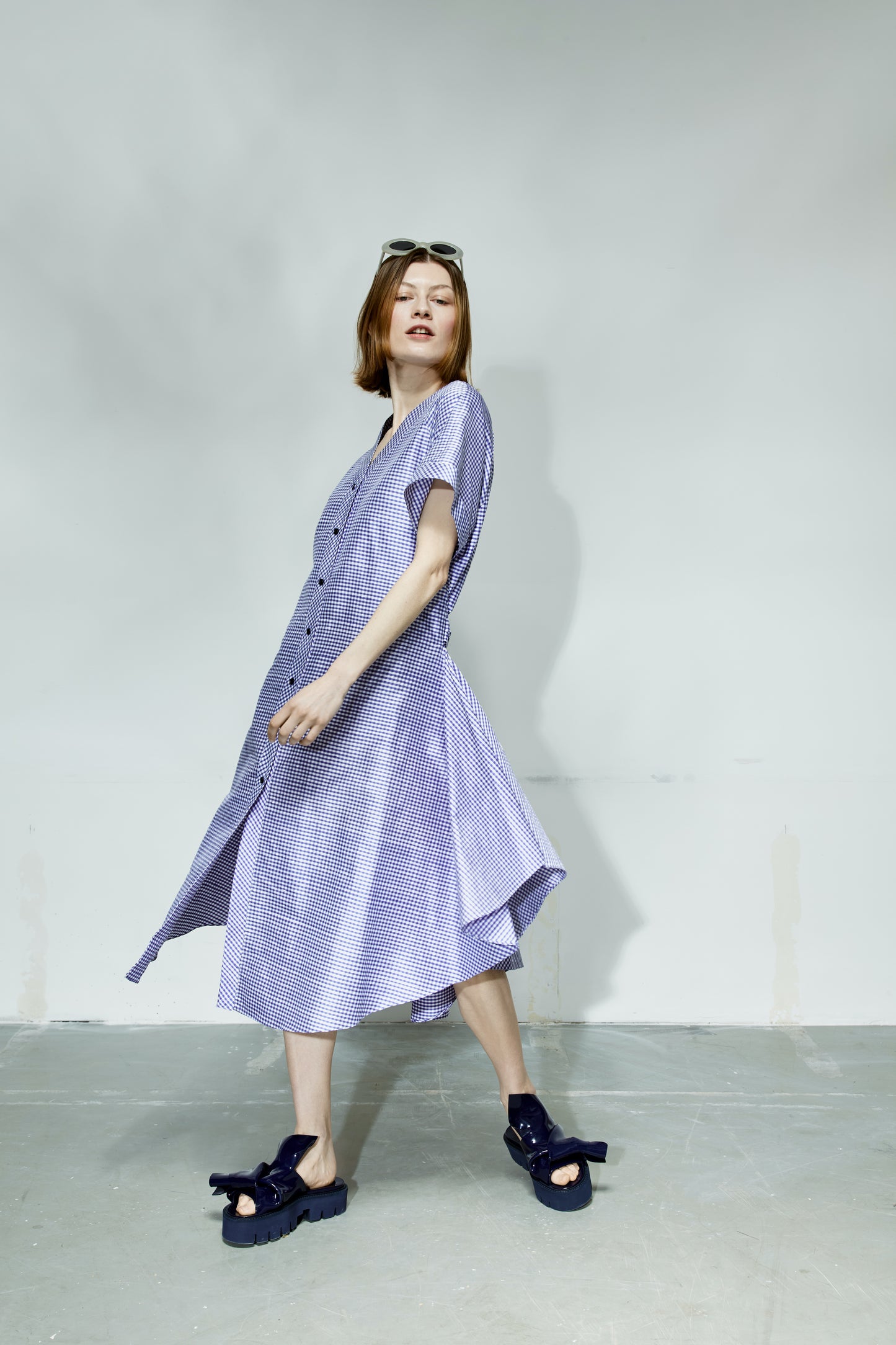 Letní hedvábné šaty ŠEŘÍKOVO-BÍLÁ KOSTKA